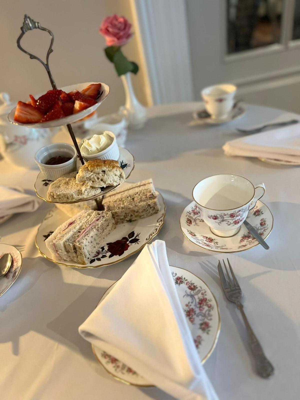 Heath Cottage Hotel Дьюсбери Экстерьер фото