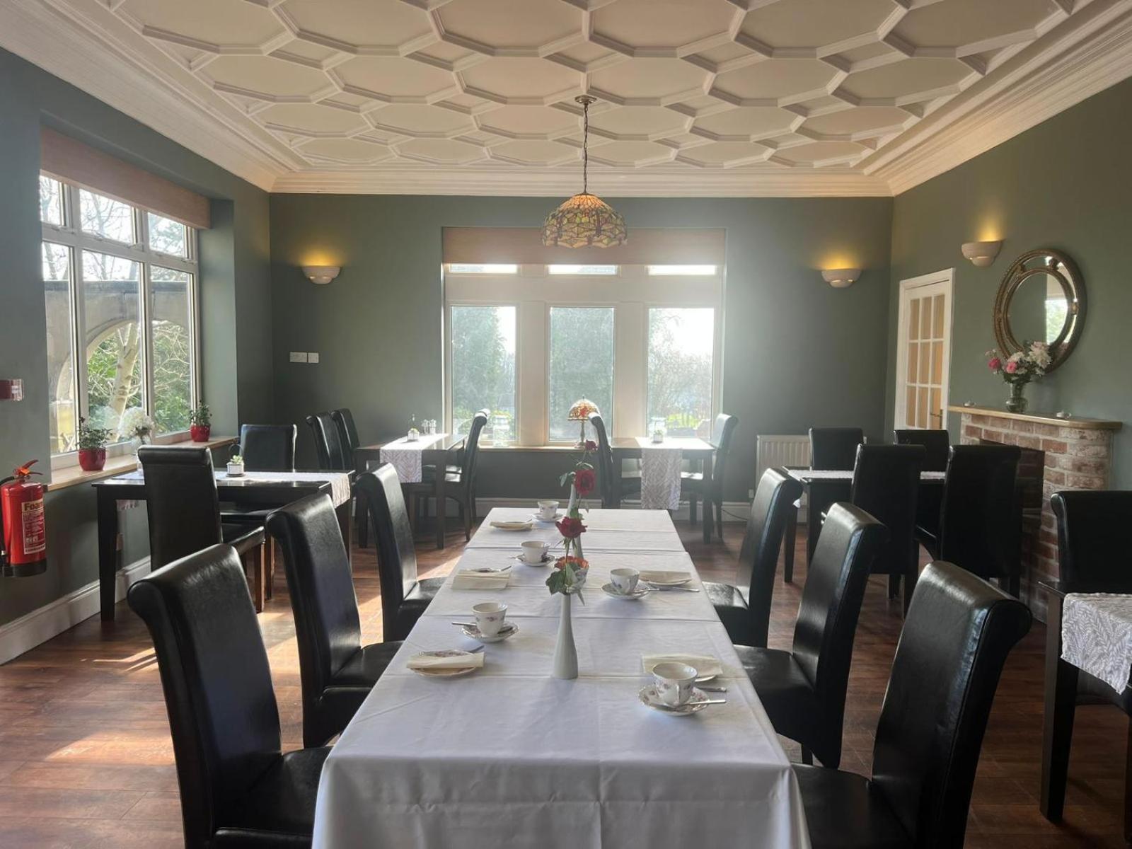 Heath Cottage Hotel Дьюсбери Экстерьер фото