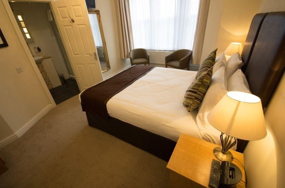 Heath Cottage Hotel Дьюсбери Экстерьер фото