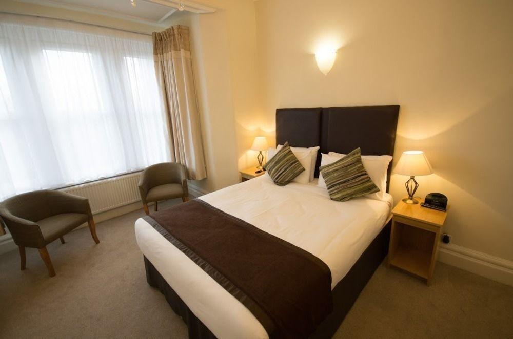 Heath Cottage Hotel Дьюсбери Экстерьер фото