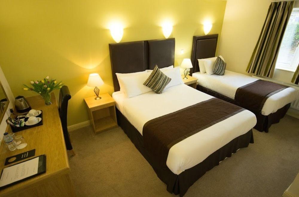 Heath Cottage Hotel Дьюсбери Экстерьер фото
