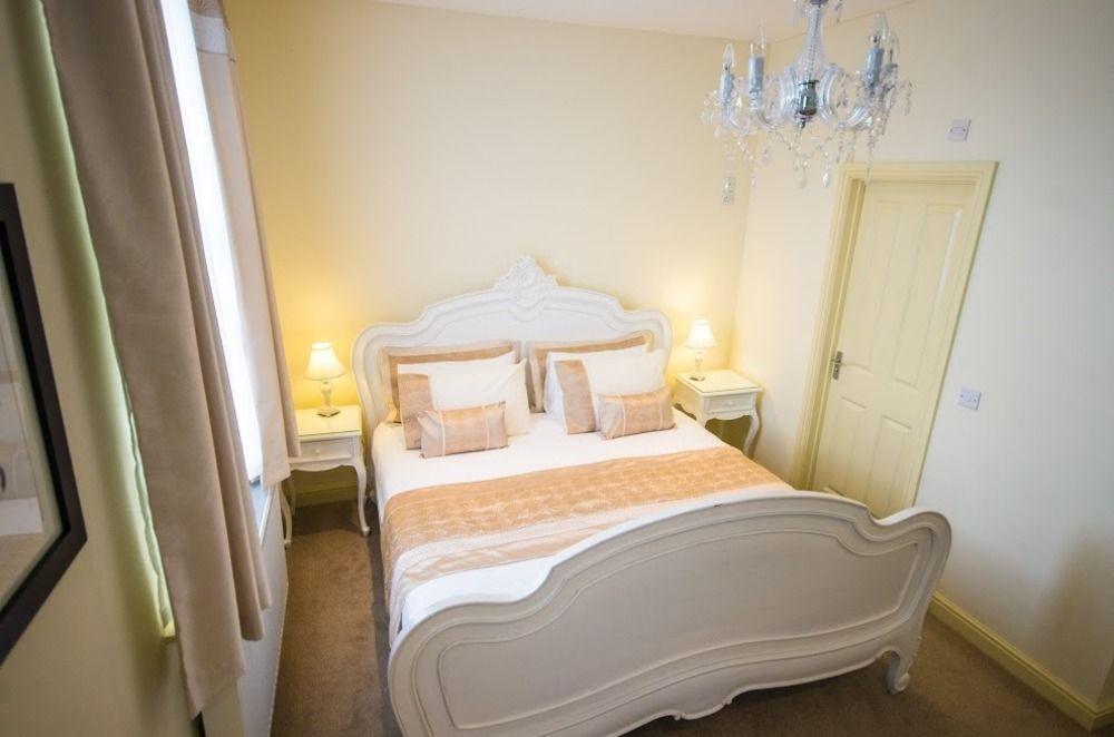 Heath Cottage Hotel Дьюсбери Экстерьер фото