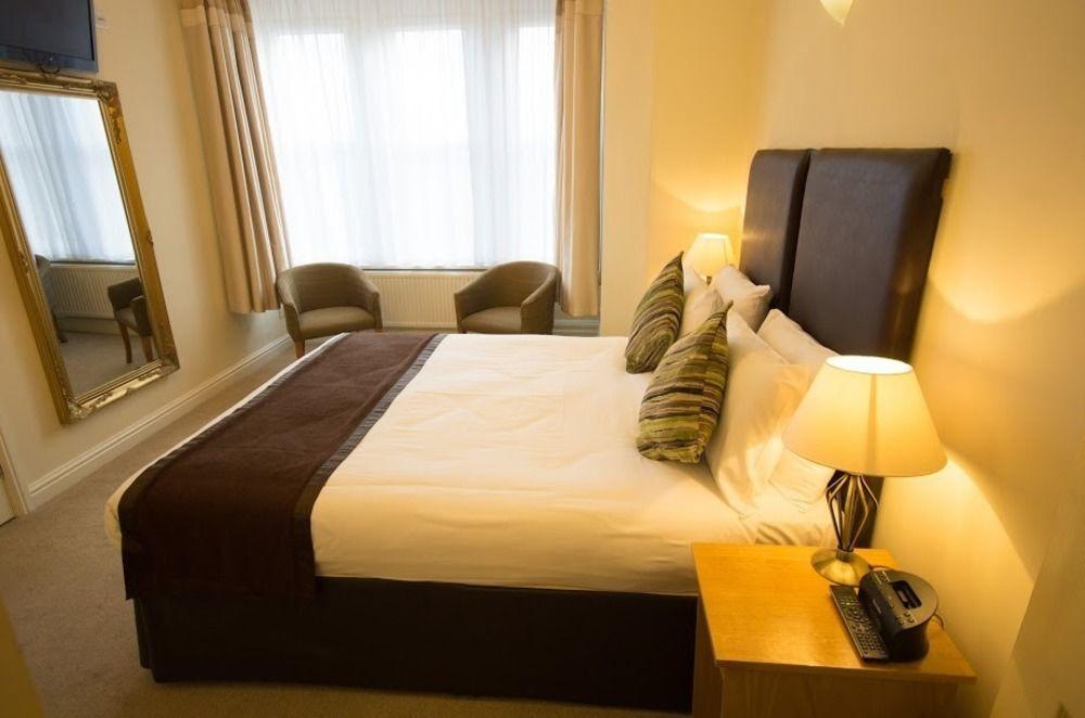 Heath Cottage Hotel Дьюсбери Экстерьер фото