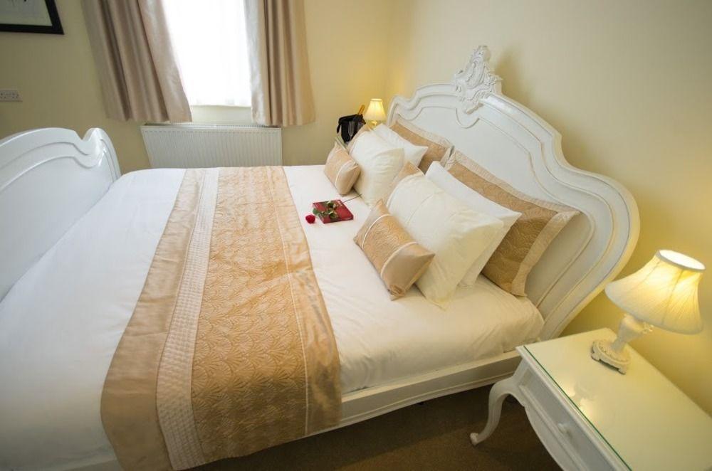 Heath Cottage Hotel Дьюсбери Экстерьер фото